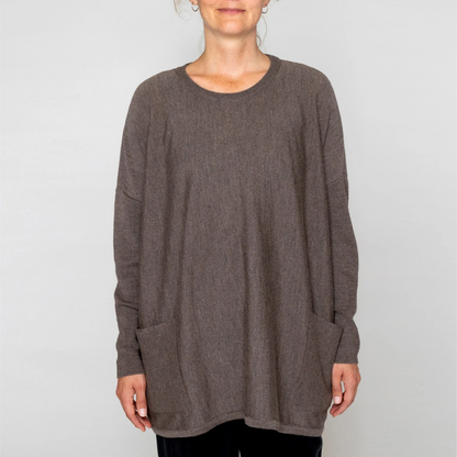 Agnete Merino Sweater fra Muse Wear i gråbrun på model