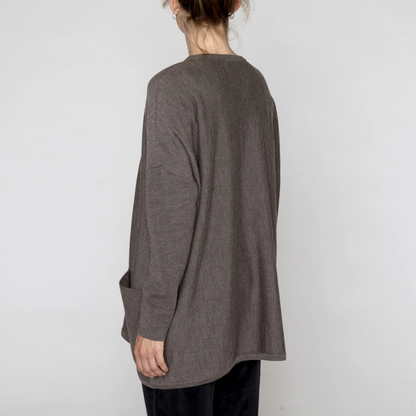 Agnete Merino Sweater fra Muse Wear i gråbrun på model fra ryggen 