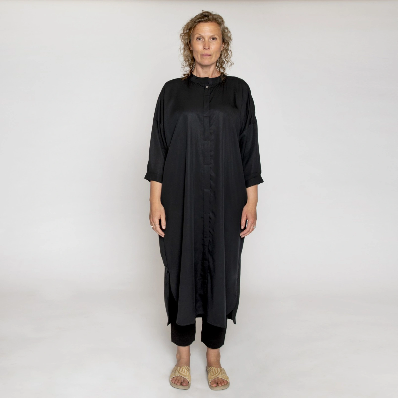 Elba Dress fra Muse Wear i sort lyocell