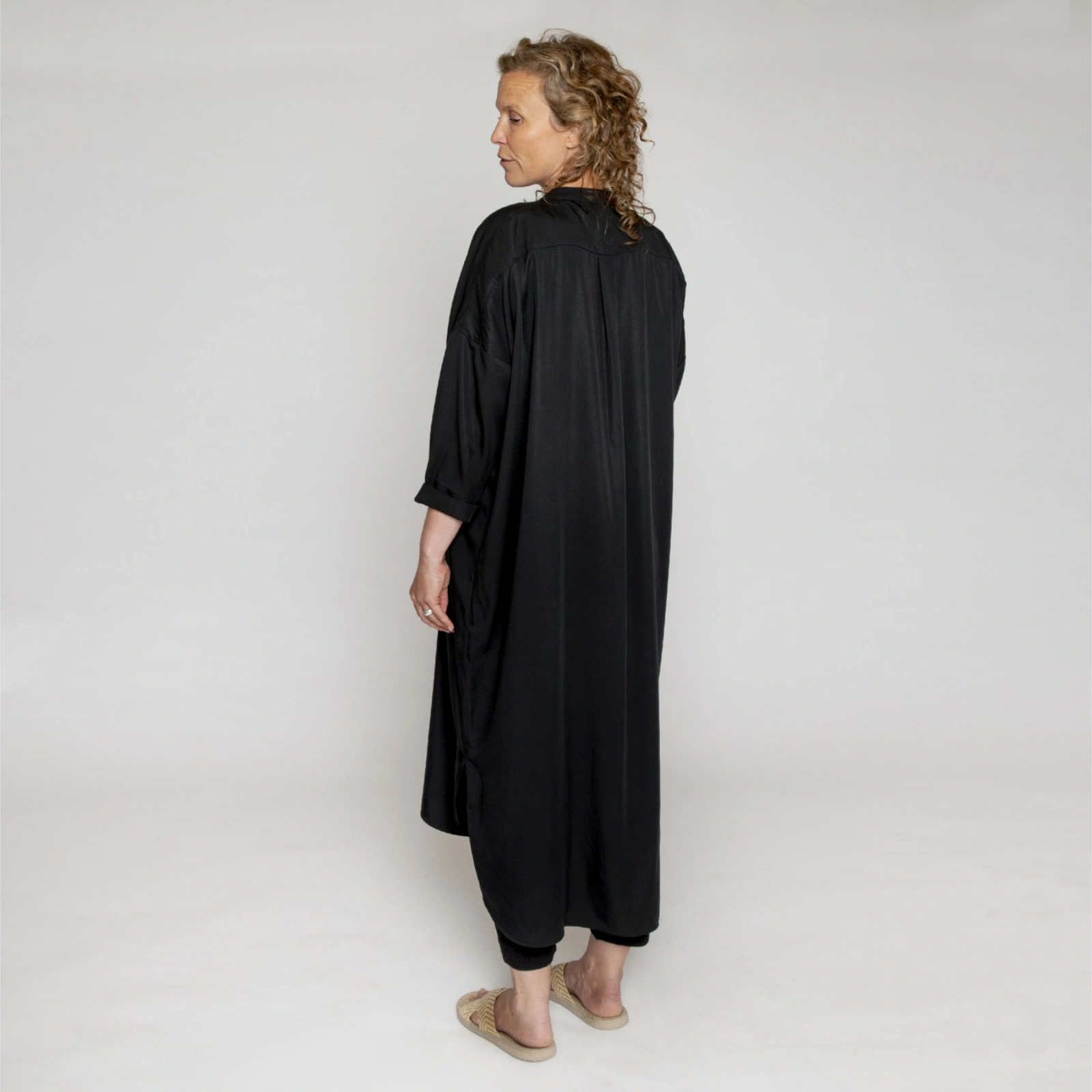 Elba Dress fra Muse Wear i sort lyocell (ryg)
