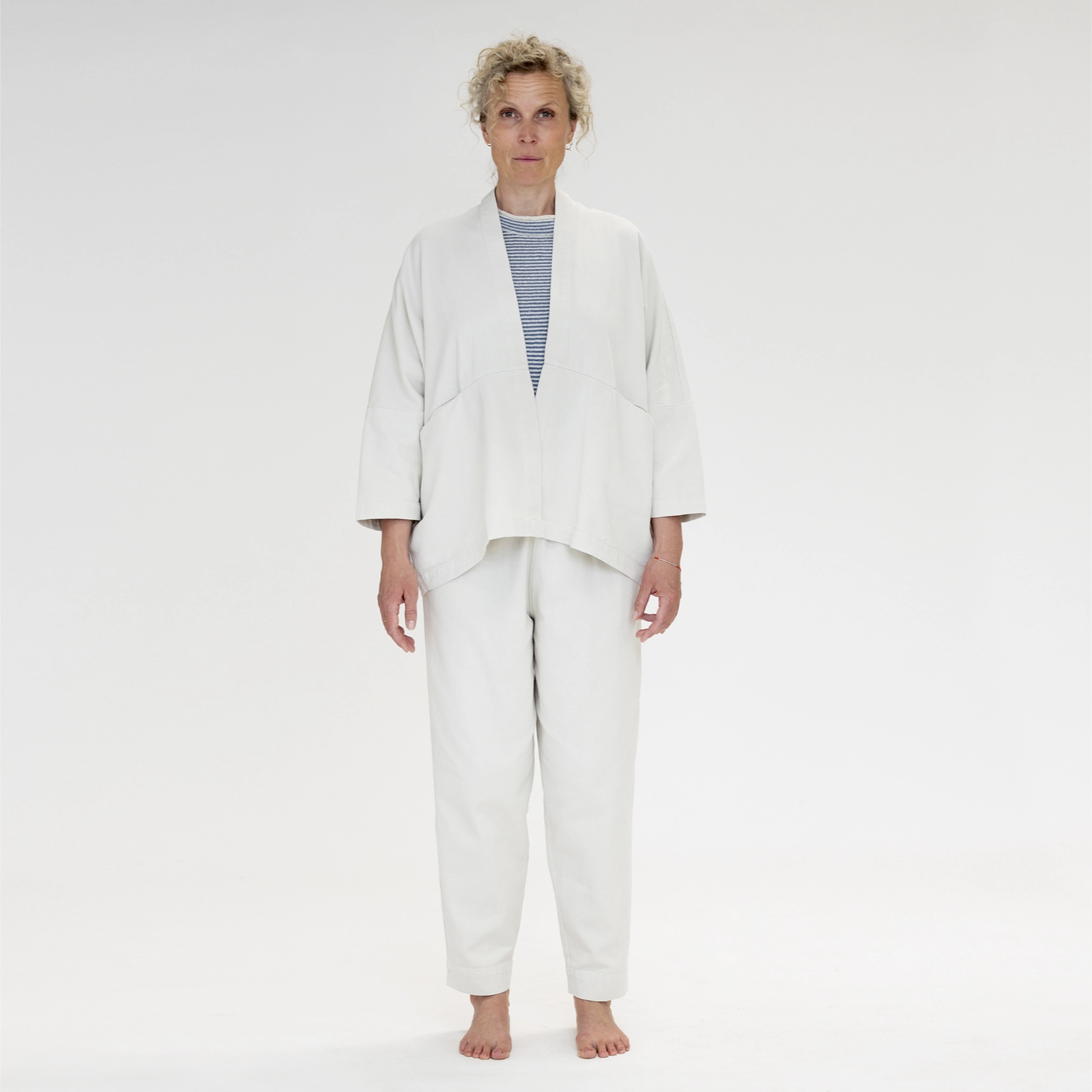 Livia Kimono fra Muse Wear - Cream - På model i fuld længde