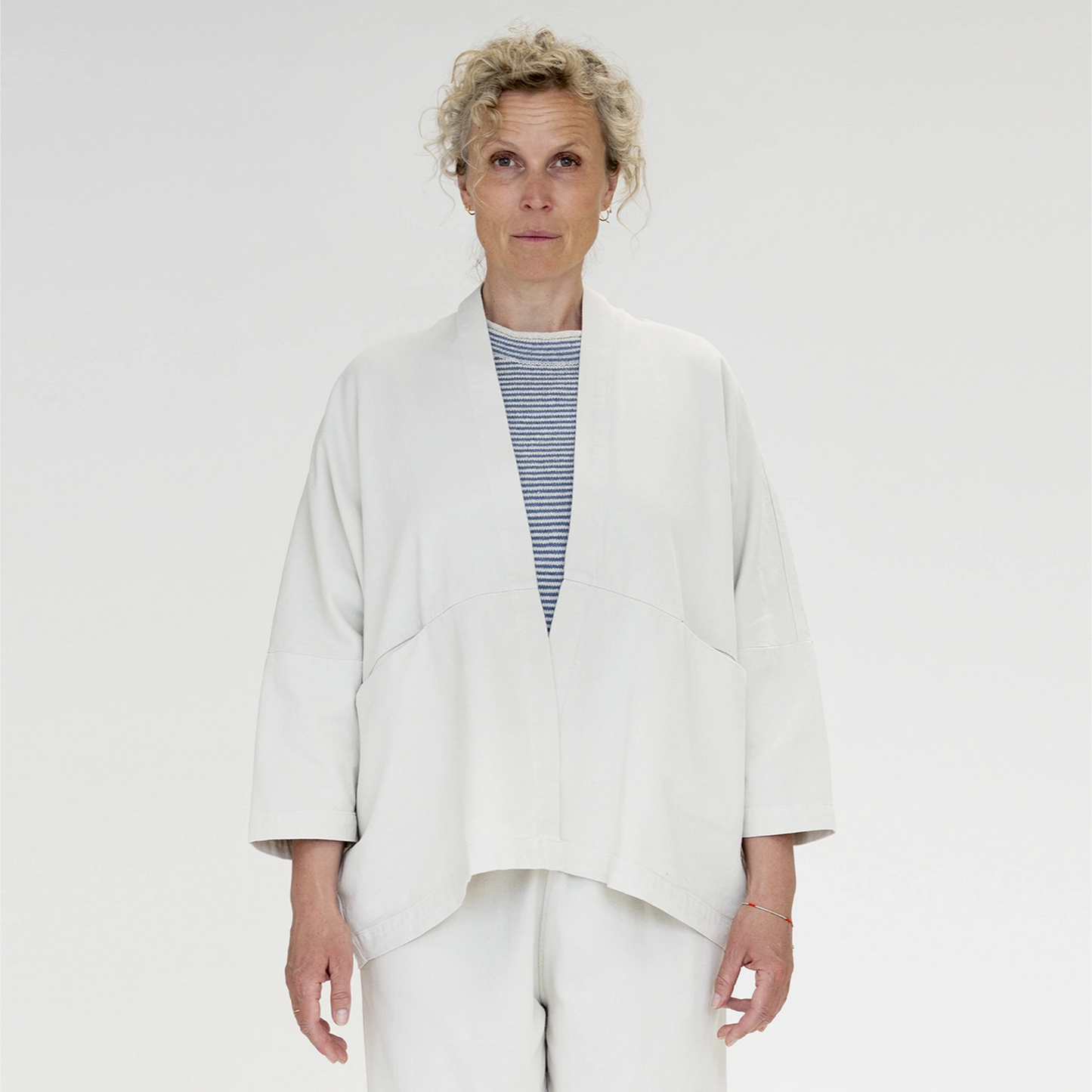 Livia Kimono fra Muse Wear - Cream - På model