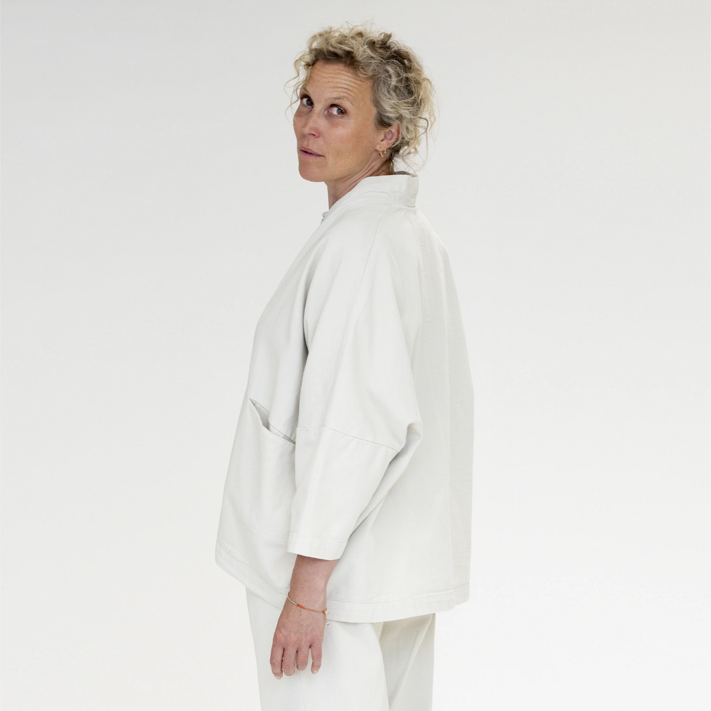 Livia Kimono fra Muse Wear - Cream - På model set fra siden