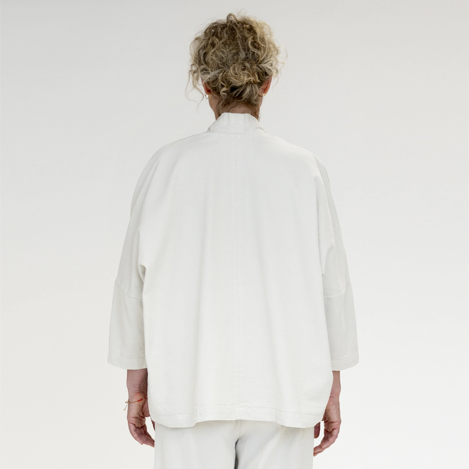 Livia Kimono fra Muse Wear - Cream - På model set fra ryggen