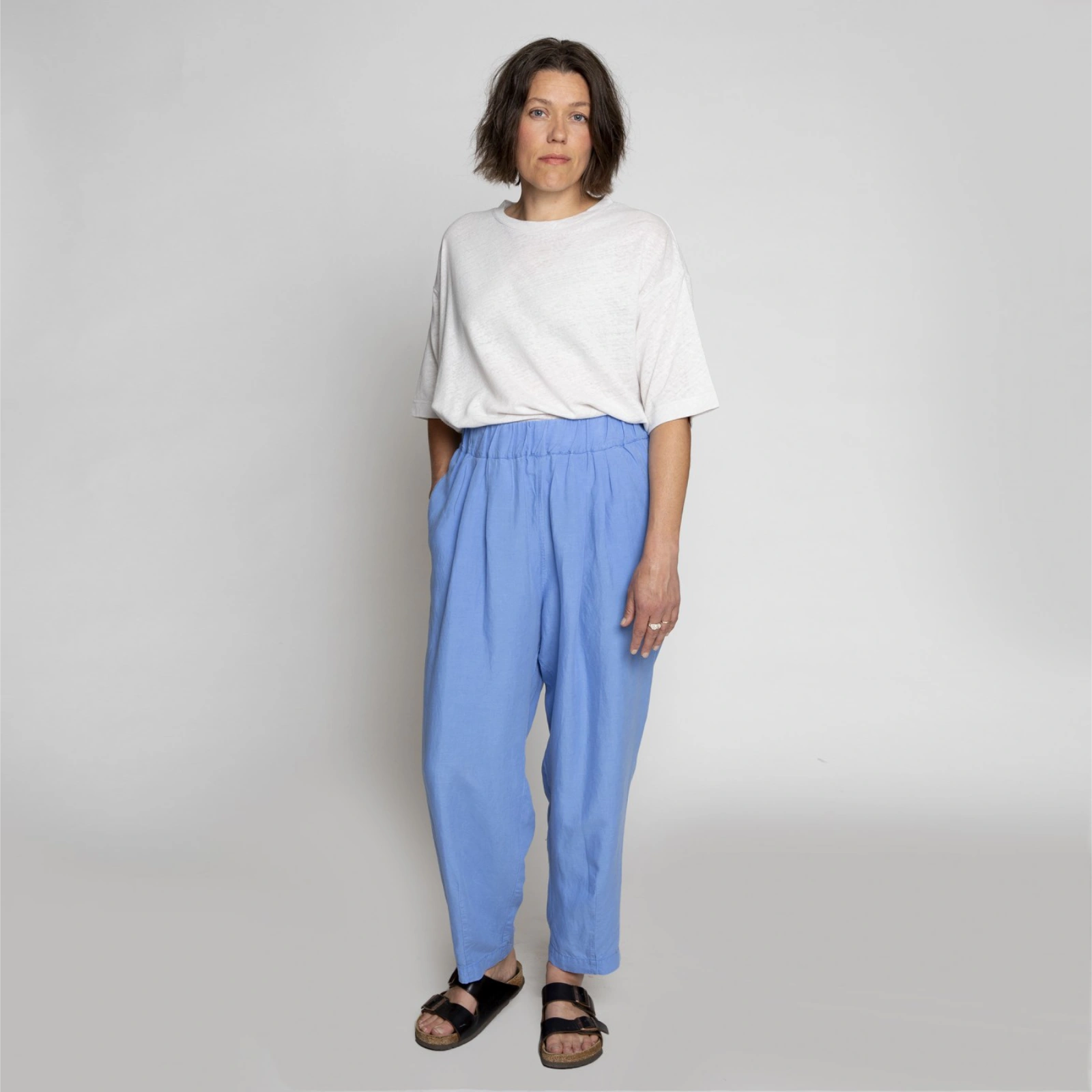 Lola pants fra Muse Wear - Tencel/Linen Mix - Sky Blue - Model