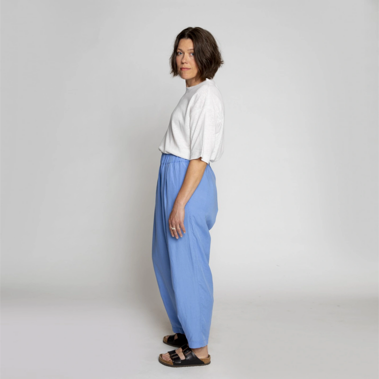 Lola pants fra Muse Wear - Tencel/Linen Mix - Sky Blue - Model fra siden