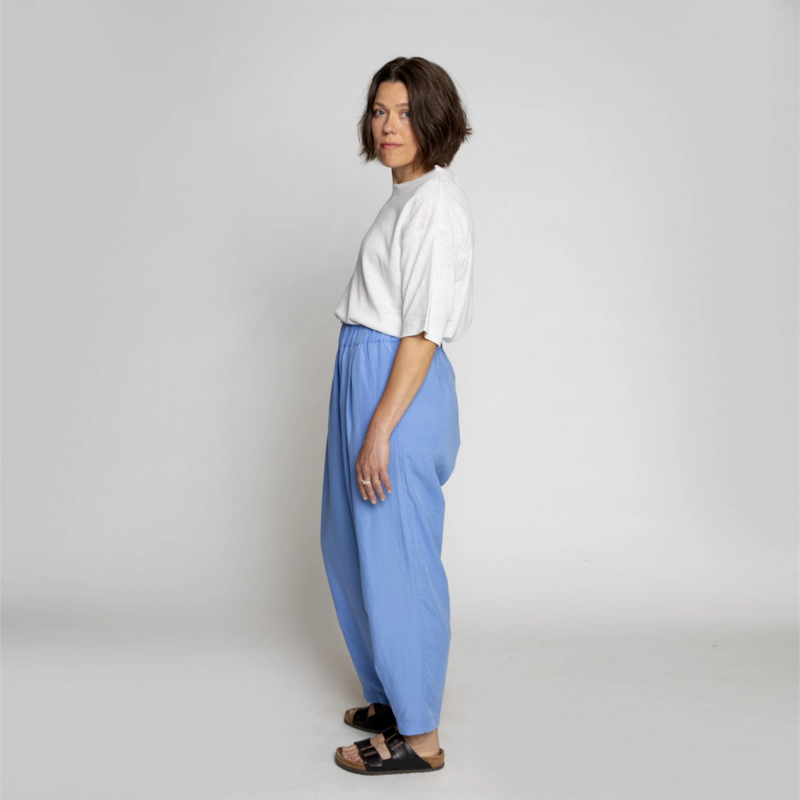 Lola pants fra Muse Wear - Tencel/Linen Mix - Sky Blue - Model fra siden