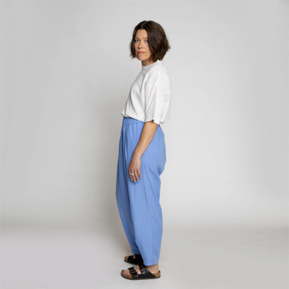 Lola pants fra Muse Wear - Tencel/Linen Mix - Sky Blue - Model fra siden