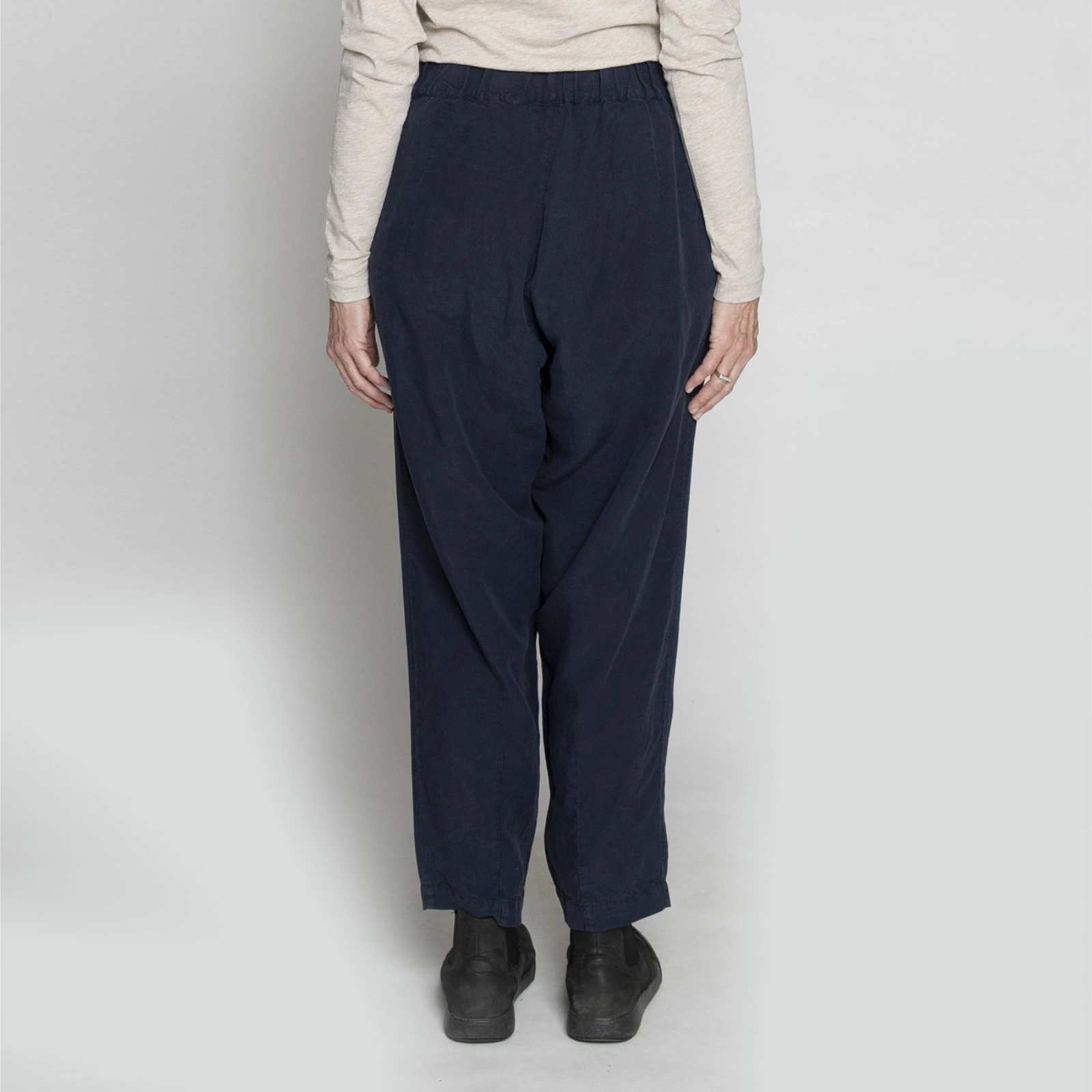 Lola Pants fra Muse Wear - Navy Tencel/Linen Mix - Model bagfra