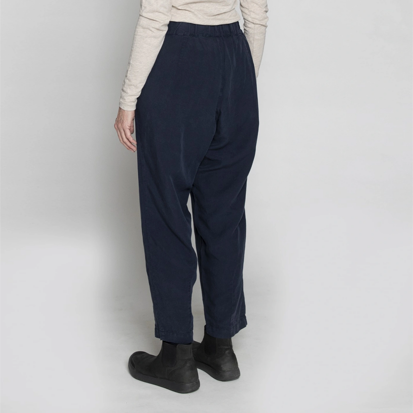 Lola Pants fra Muse Wear - Navy Tencel/Linen Mix - Model side