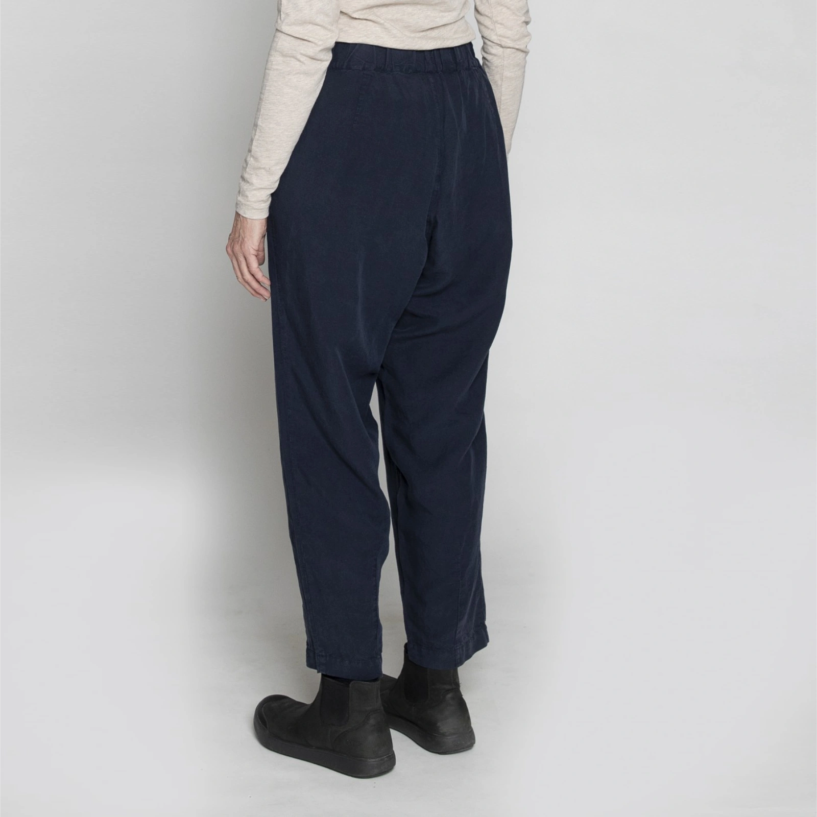 Lola Pants fra Muse Wear - Navy Tencel/Linen Mix - Model side