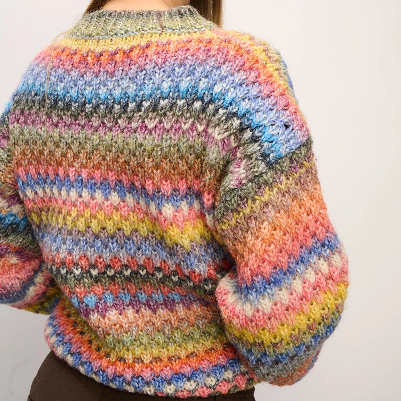 Gio Knit Sweater fra Noella i Multi Mix på model fra ryggen