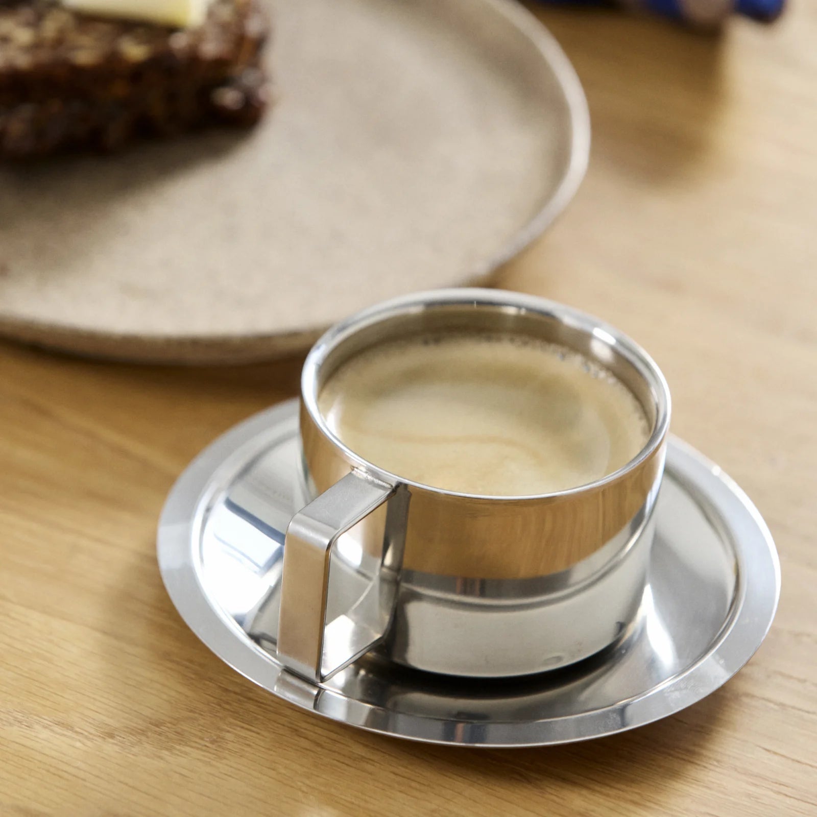 Citrea Kop med Underkop fra Nordal - Detaljefoto med kaffe i koppen