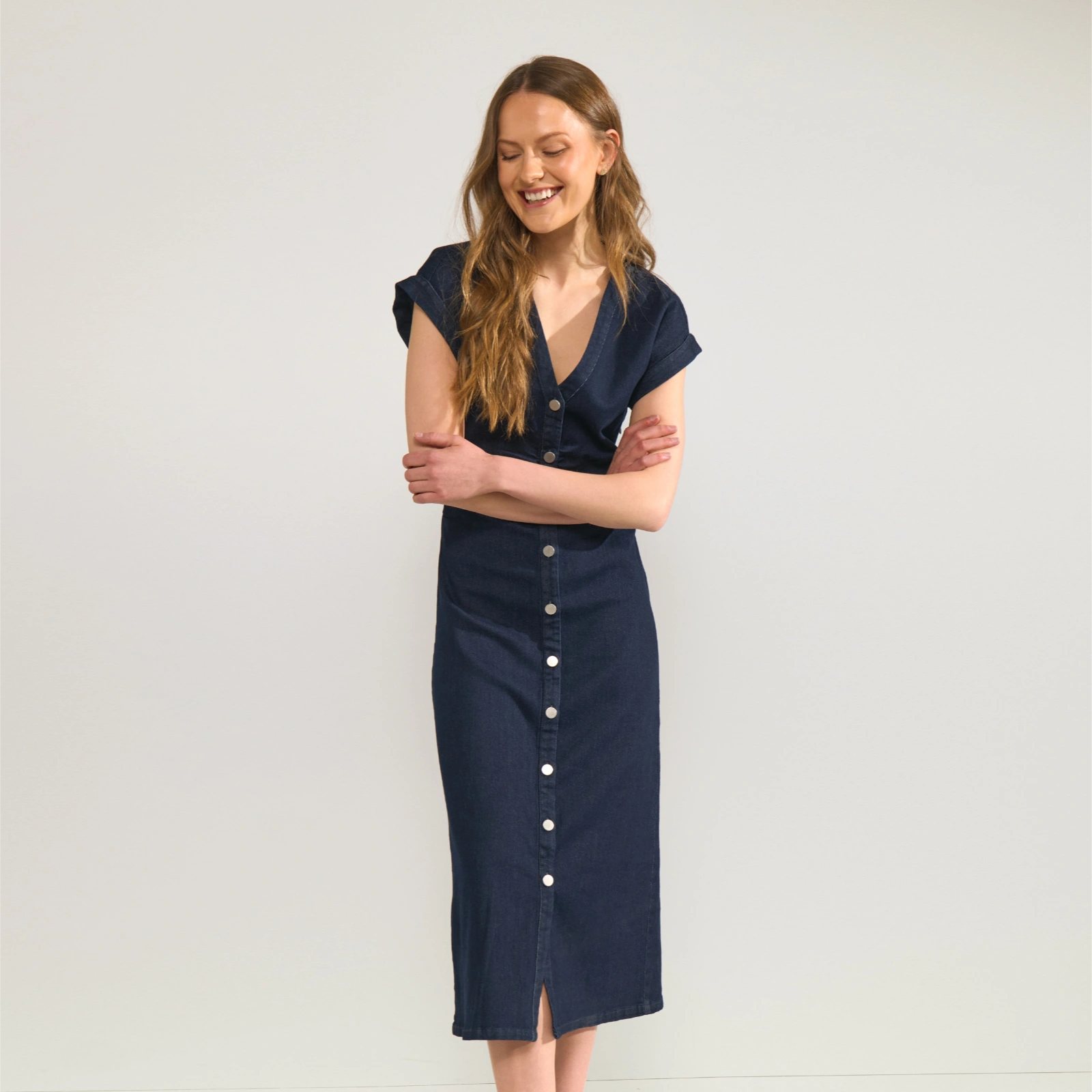 Nualetta Dress fra Nümph - Dark Blue Denim - På model
