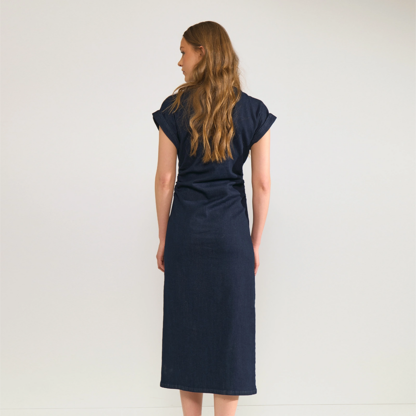 Nualetta Dress fra Nümph - Dark Blue Denim - Model fra ryggen