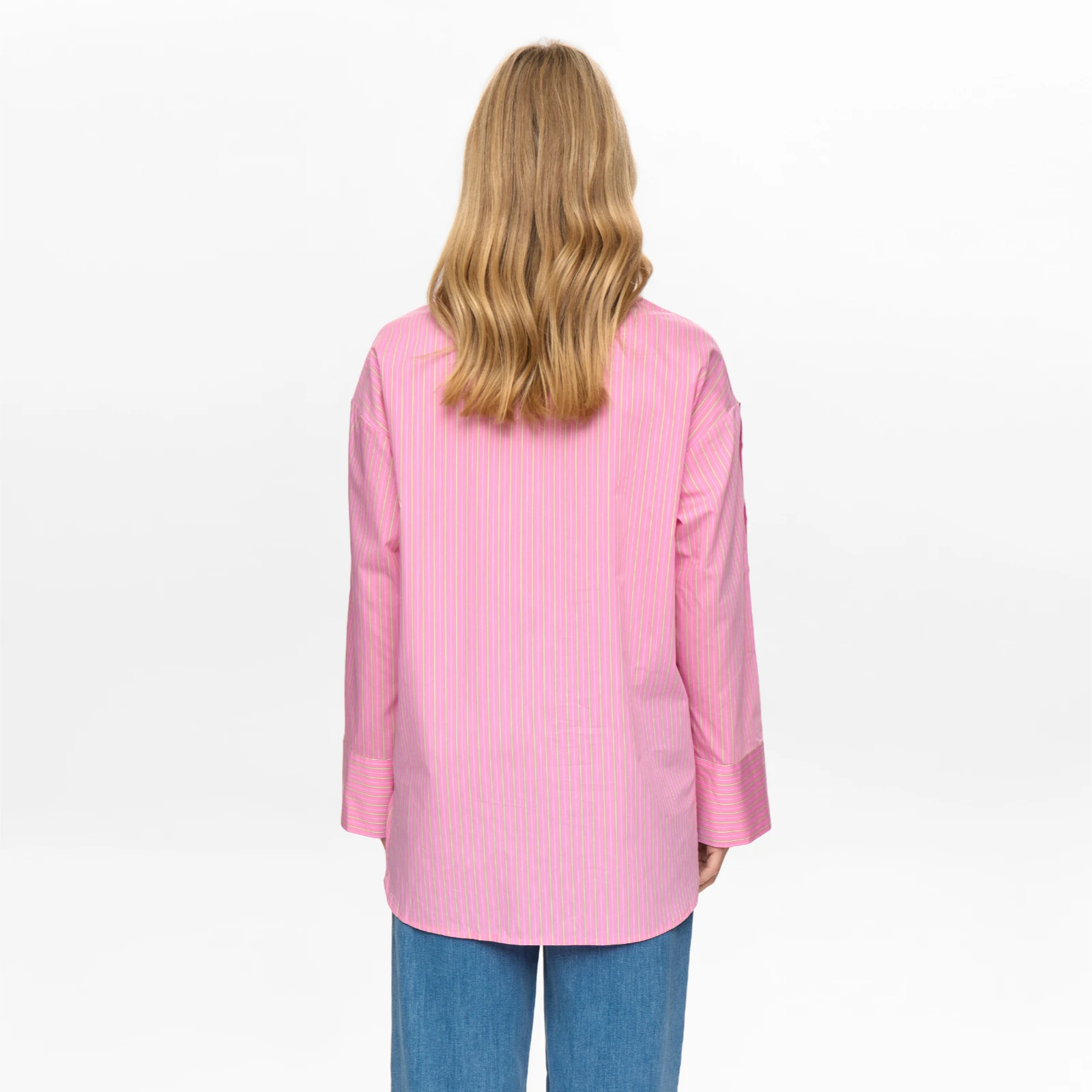 Nualicia Shirt fra Nümph - Fuchsia Pink - Model fra ryggen