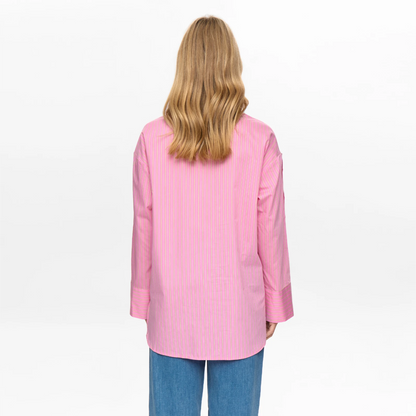 Nualicia Shirt fra Nümph - Fuchsia Pink - Model fra ryggen