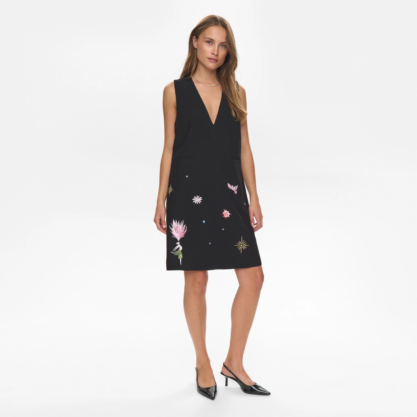 Nualmut Dress fra Nümph - Caviar - Model fuld længde