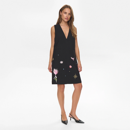 Nualmut Dress fra Nümph - Caviar - Model fuld længde