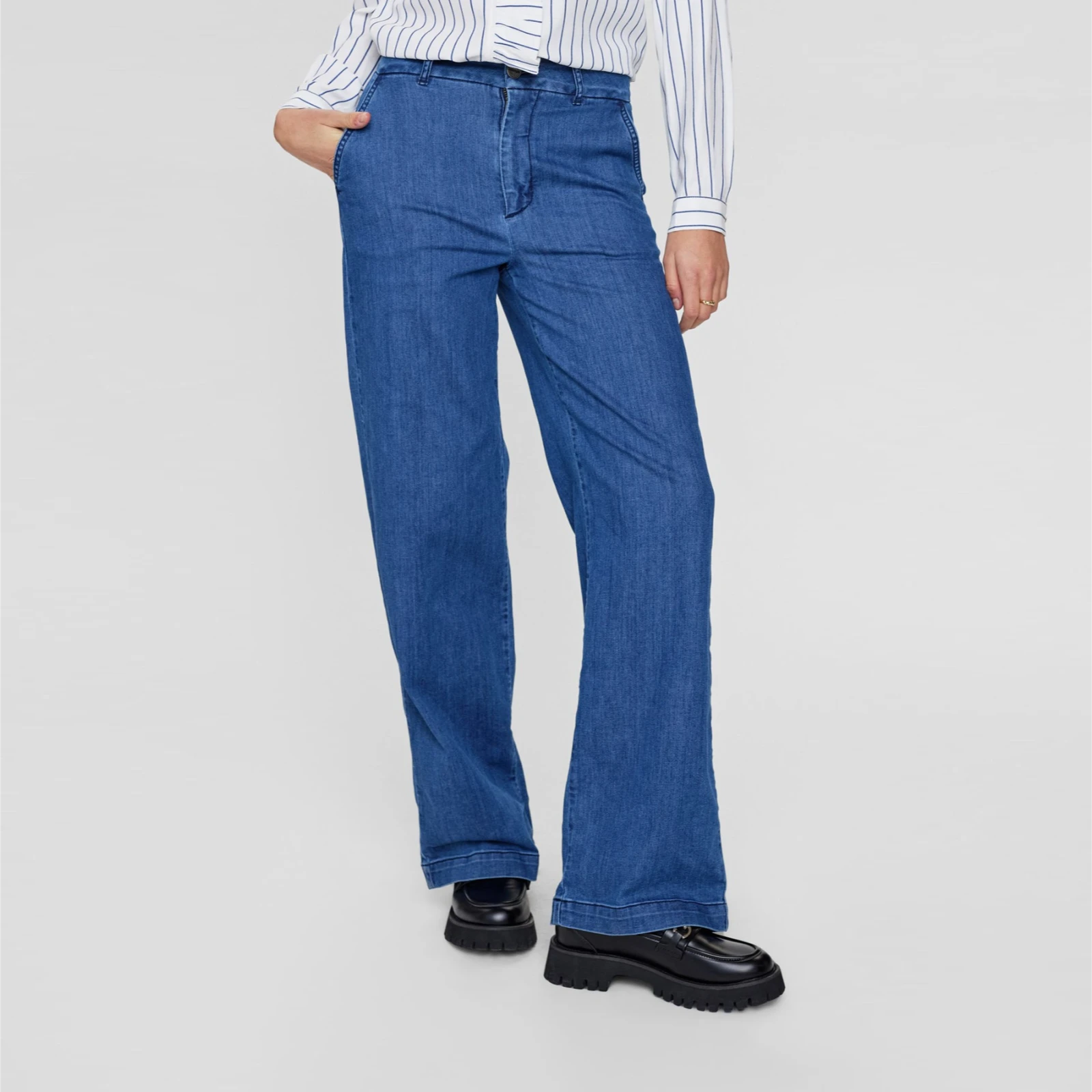 Nuamber jeans fra Nümph i Medium Blue Denim på model