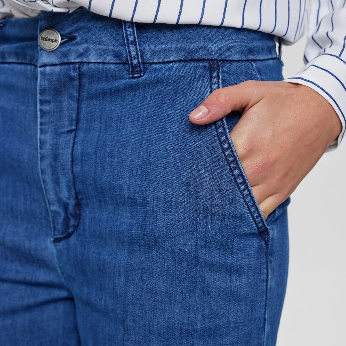 Nuamber jeans fra Nümoh i Medium Blue DenimNuamber jeans fra Nümph i Medium Blue Denim (detalje lomme)