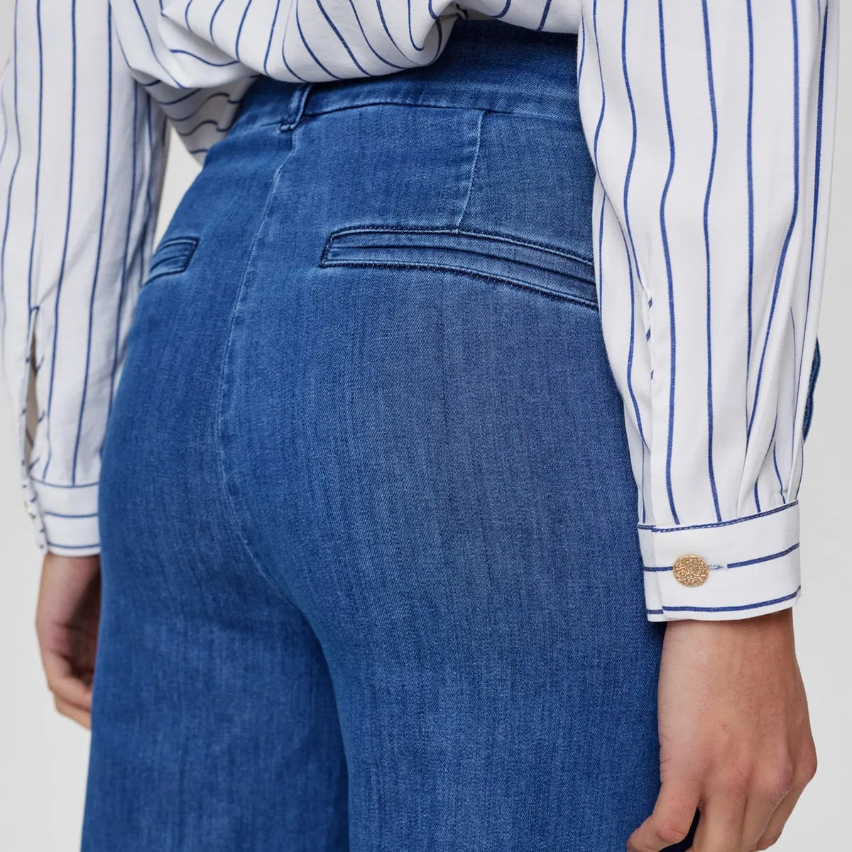 Nuamber jeans fra Nümoh i Medium Blue Denim (detalje bag)