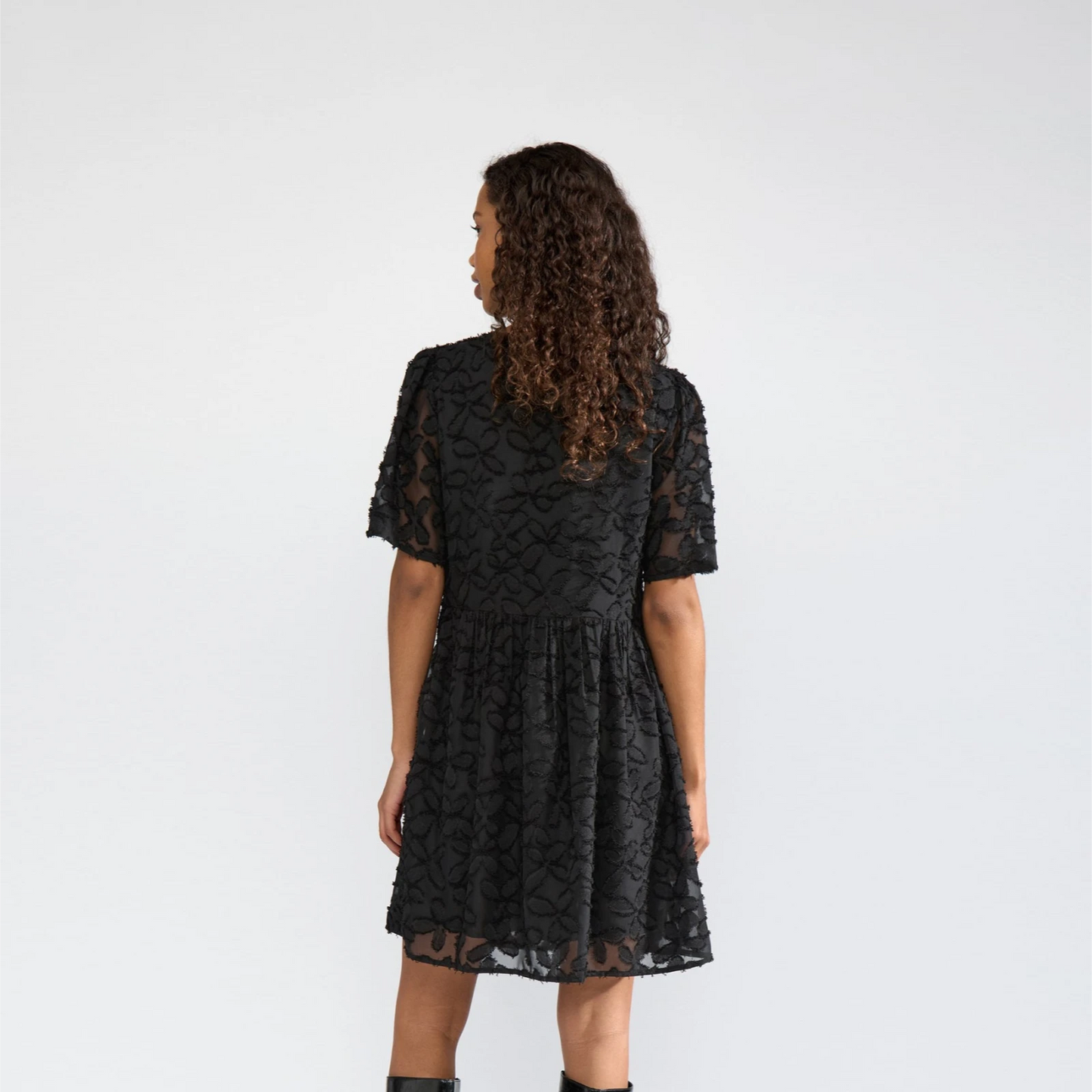 Nuancing Dress fra Nümph - Caviar - Model fra ryggen
