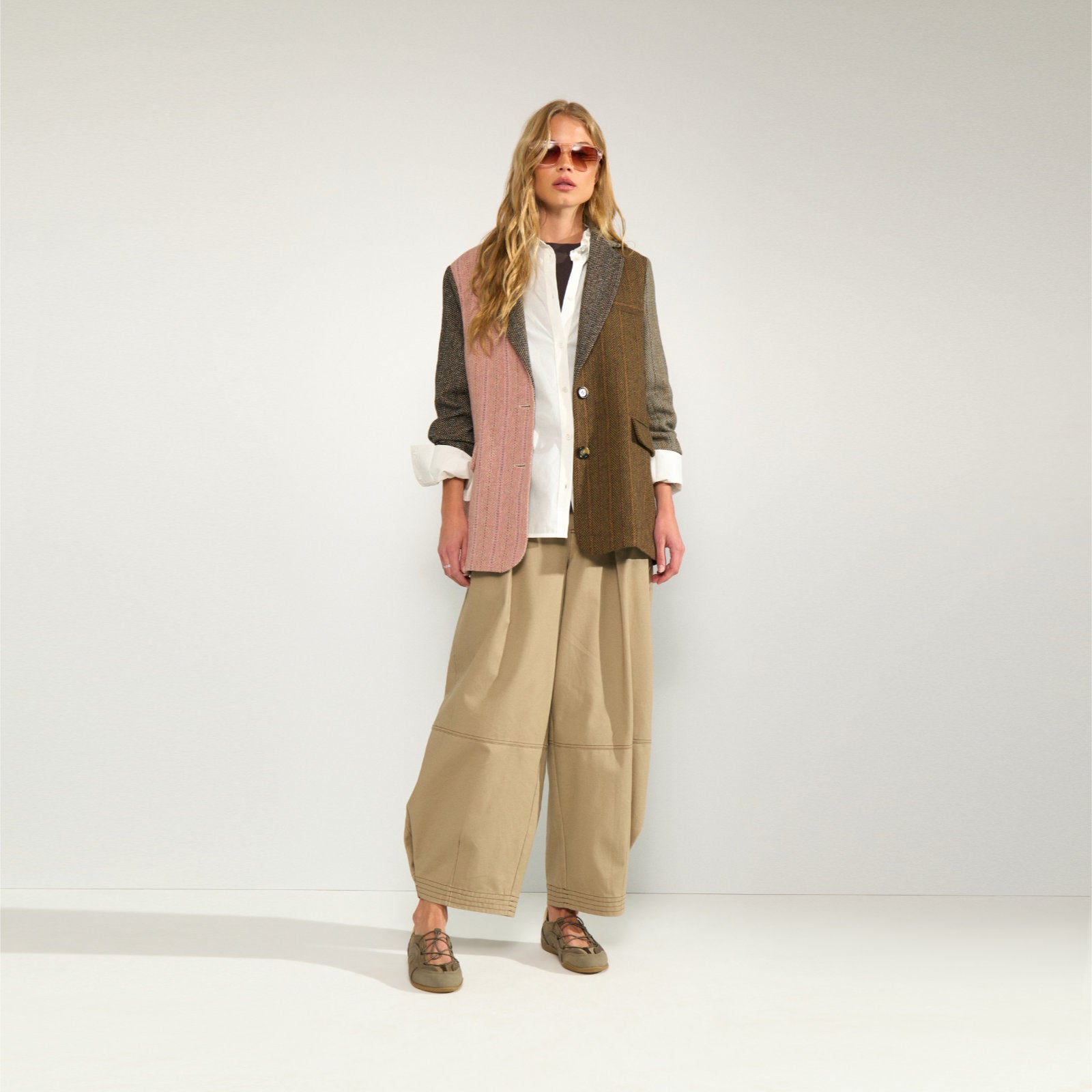 Nuavey Herringbone Blazer fra Nümph - Polignac - Model set fra afstand