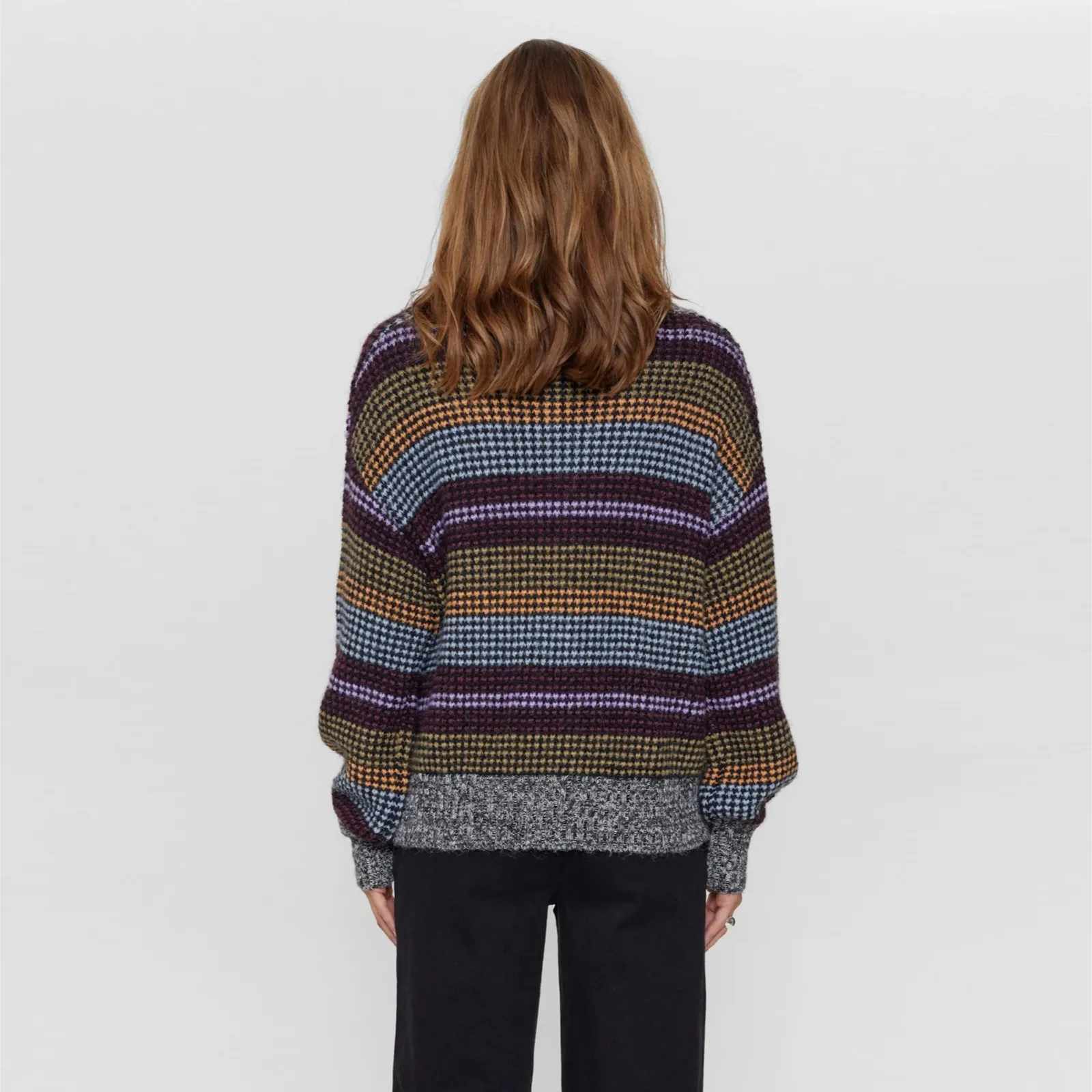 Nubola Cardigan fra Nümph i Blue Fog på model fra ryggen
