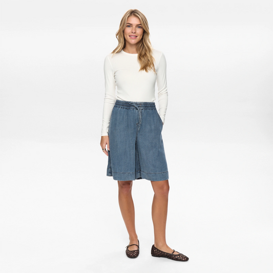Nuelida Shorts fra Nümph - Snow Washed Denim - På model