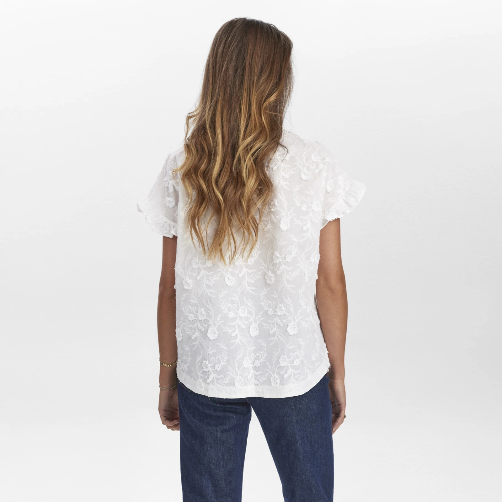 Nugiesalla Shirt fra Nümph - Bright White - Model fra ryggen