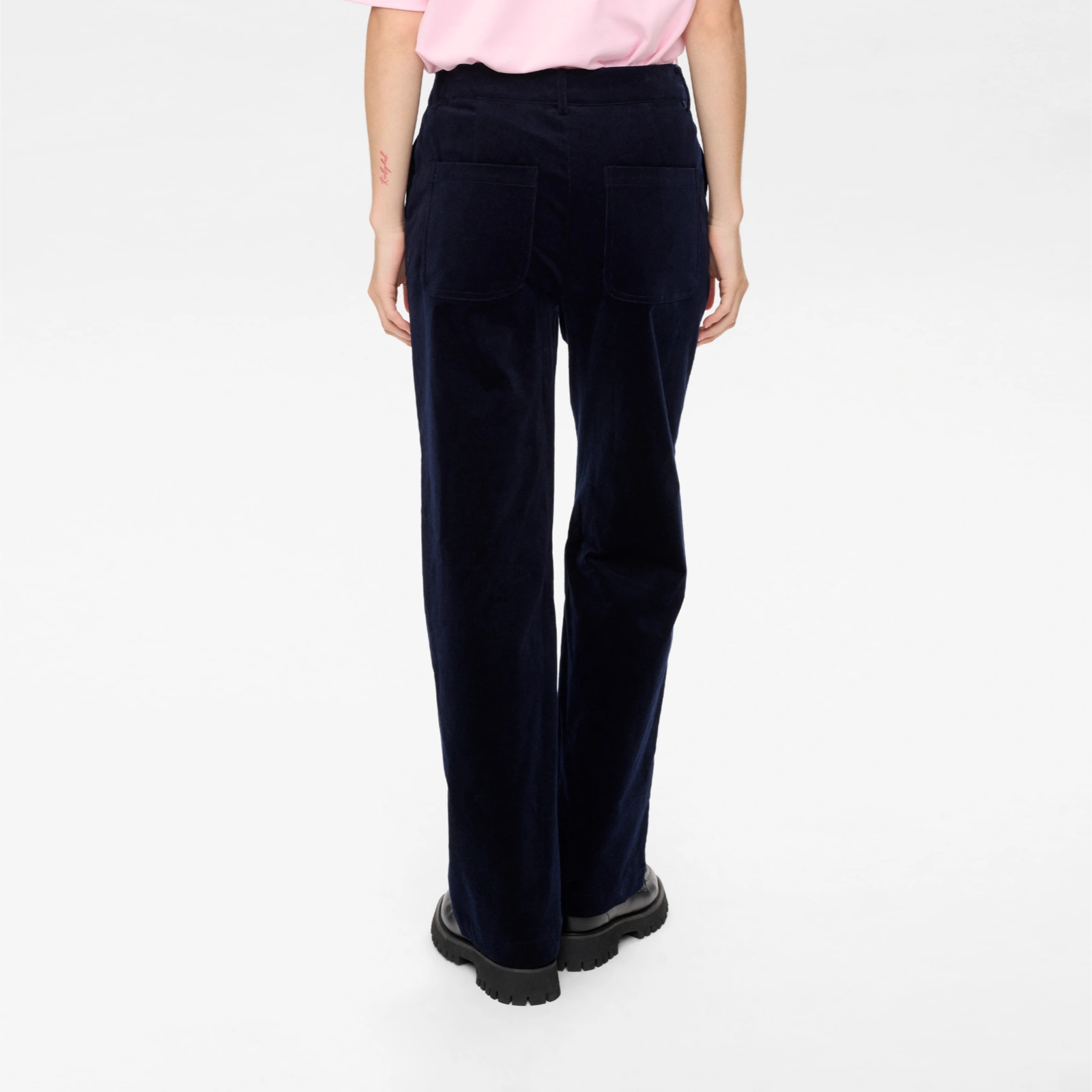 Nujoanna Pants fra Nümph - Dark Sapphire - Model bagfra