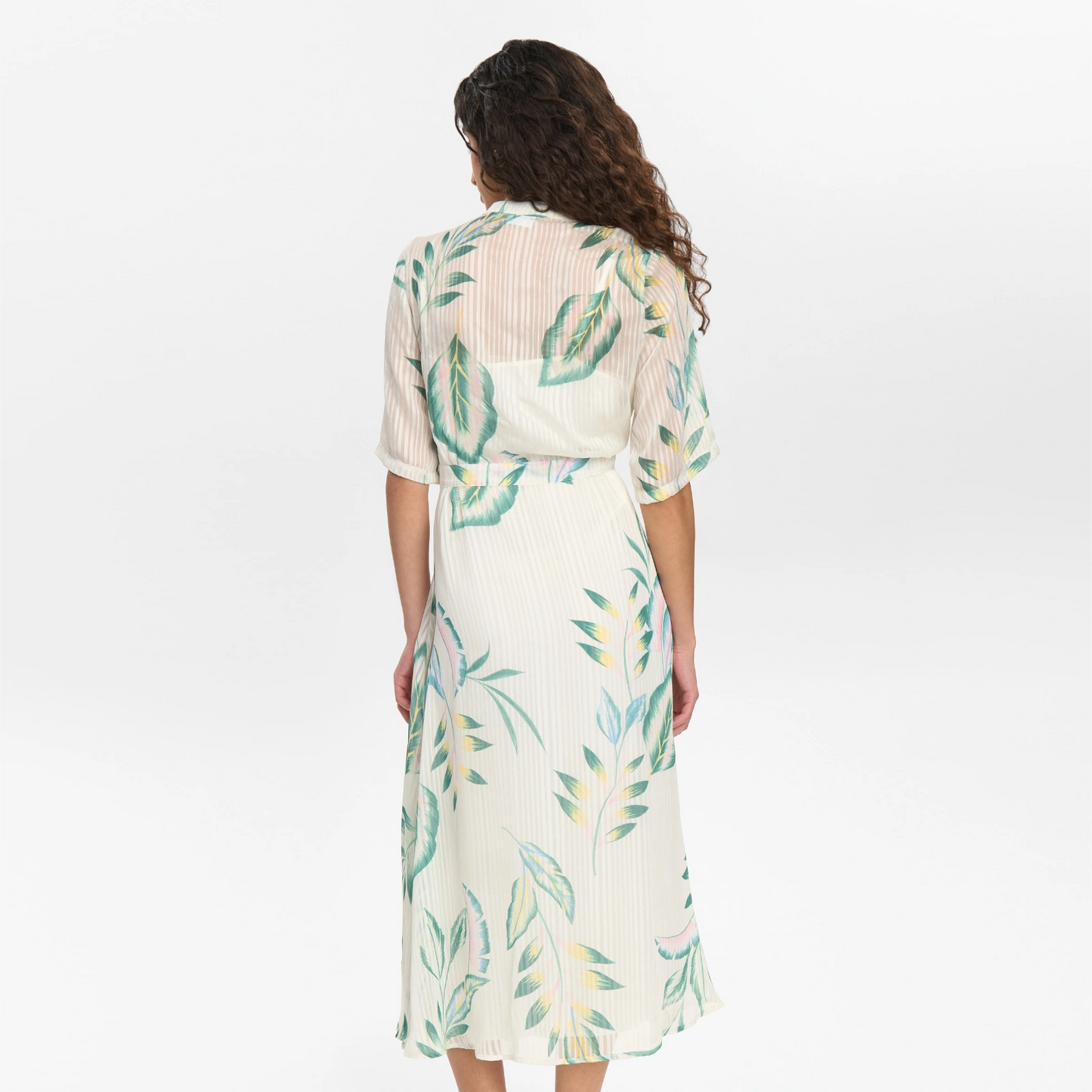Nukyndall Dress fra Nümph - Pristine - Model fra ryggen
