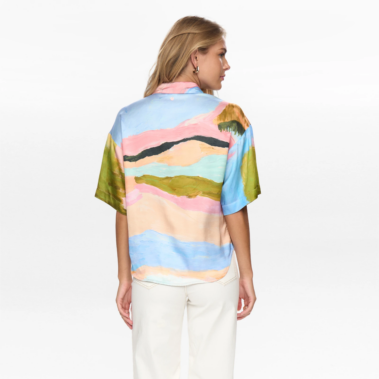 Numeadow Shirt fra Numph - Peony - Model set fra ryggen