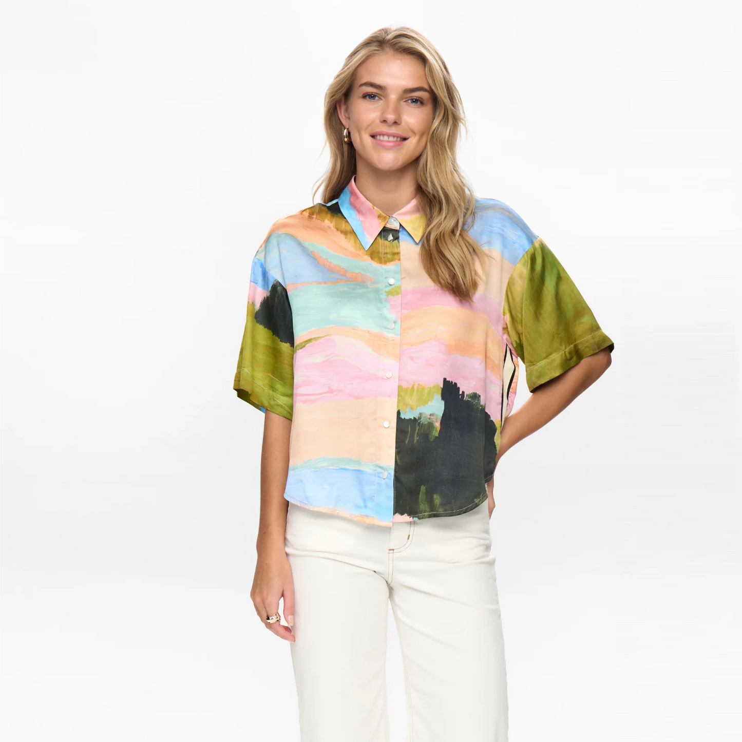 Numeadow Shirt fra Numph - Peony - På model