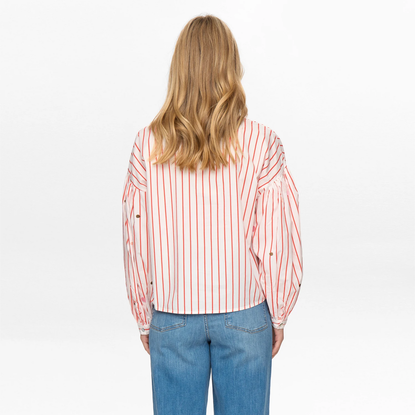 Nusoleima Shirt fra Nümph - Cloud Dancer - Model ryg