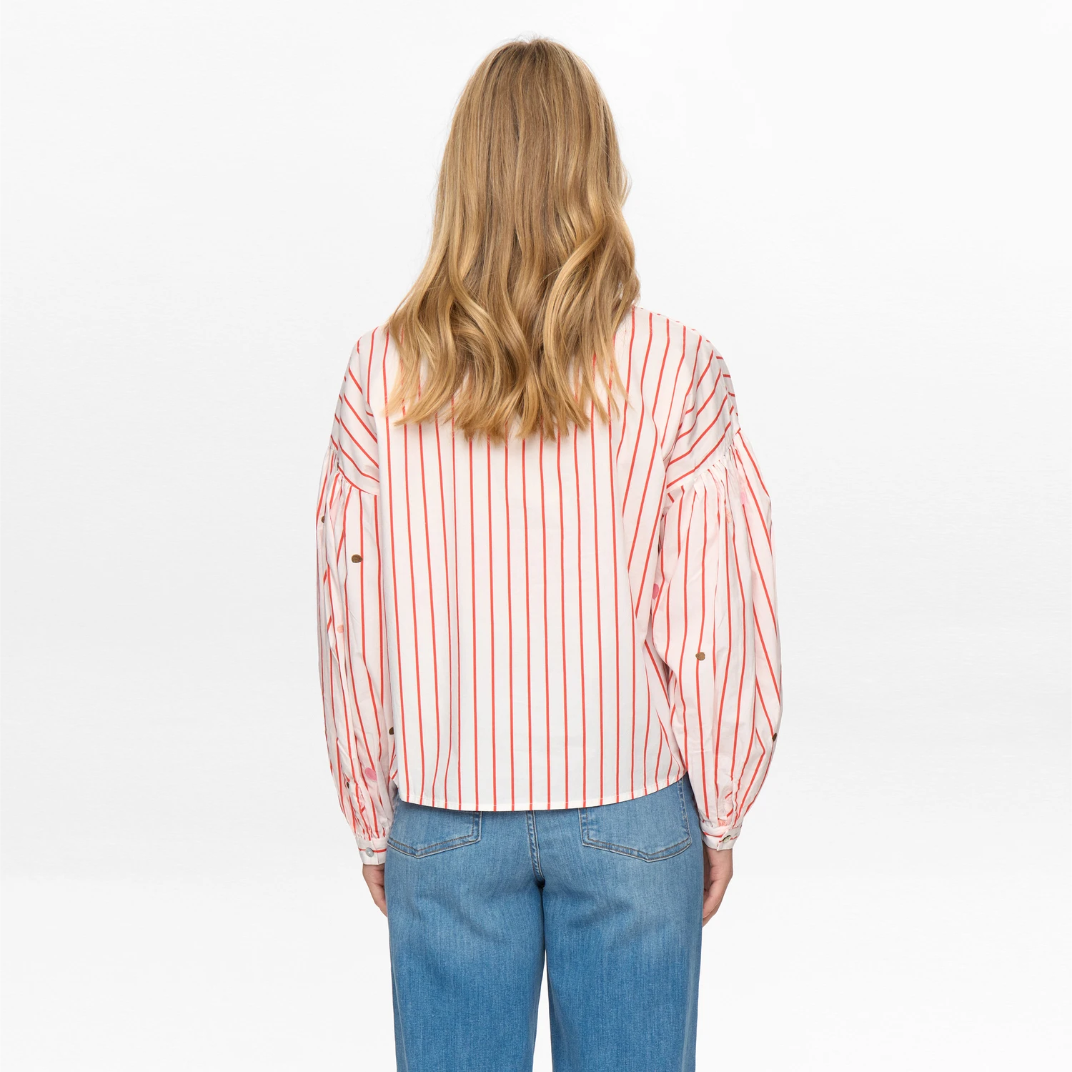 Nusoleima Shirt fra Nümph - Cloud Dancer - Model ryg