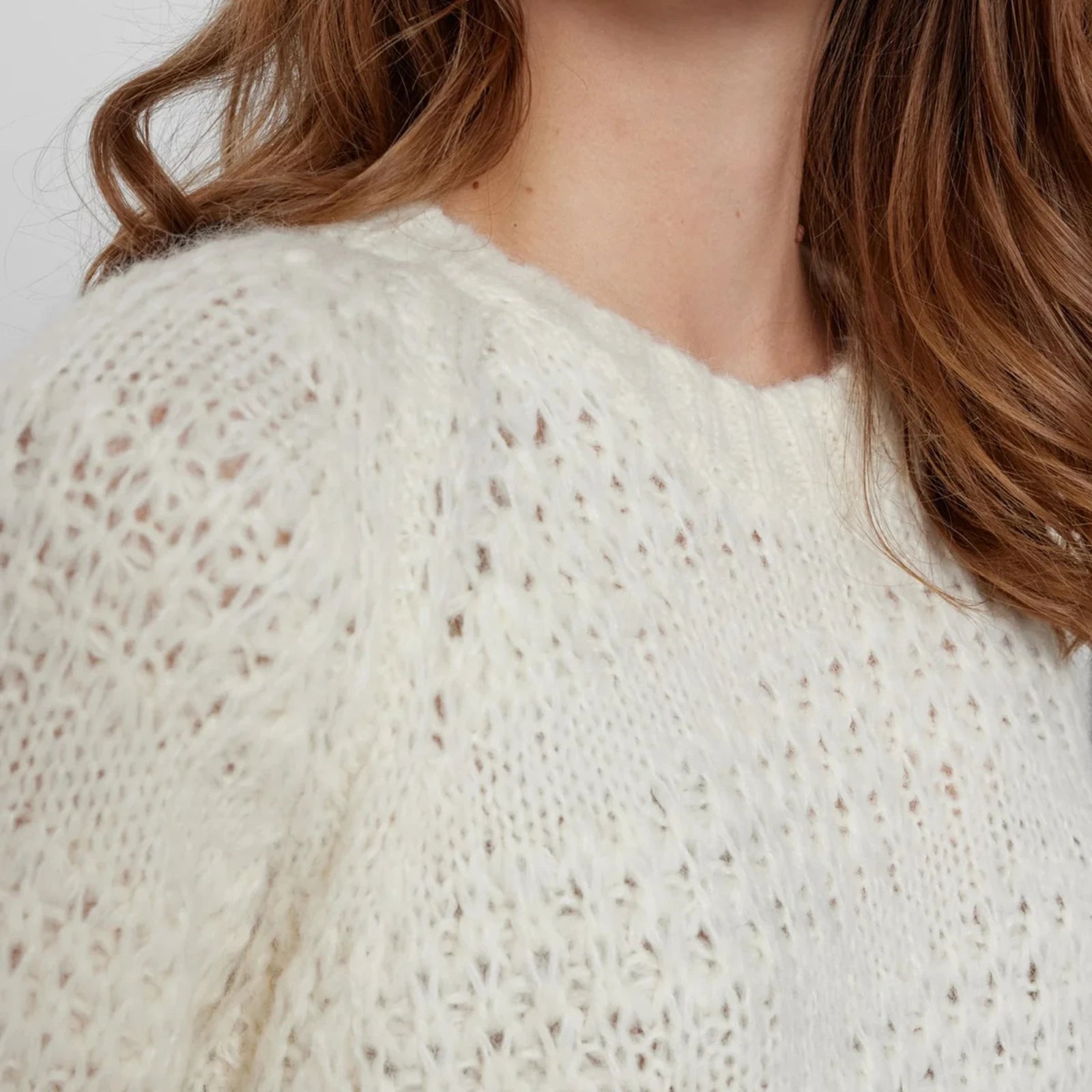 Nutelsa Pullover fra Nümph i Cloud Dancer (detalje foran)