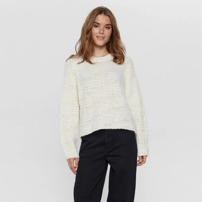 Nutelsa Pullover fra Nümph i Cloud Dancer på model