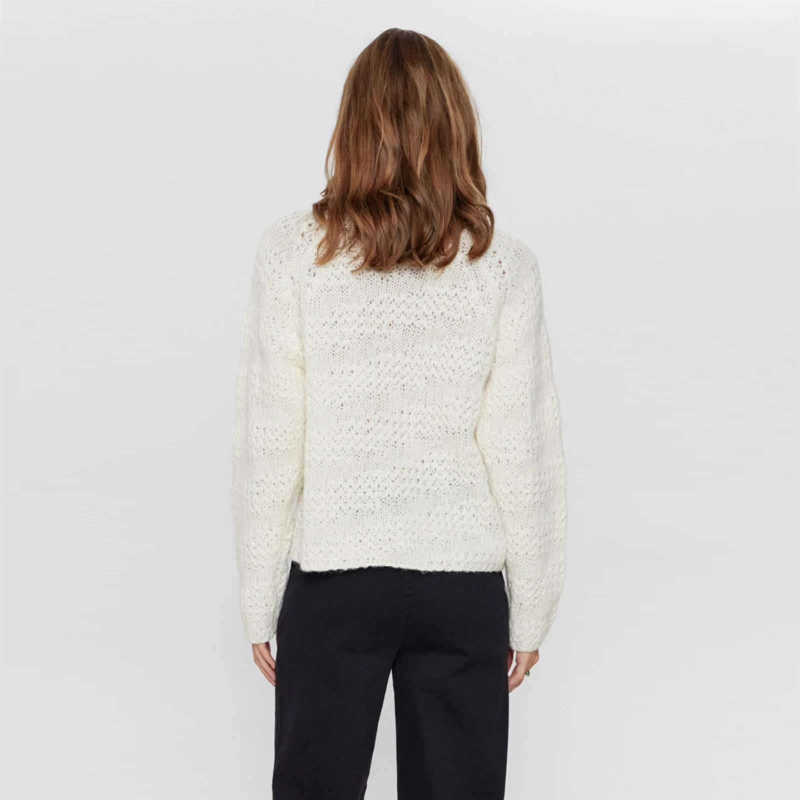 Nutelsa Pullover fra Nümph i Cloud Dancer på model bagfra