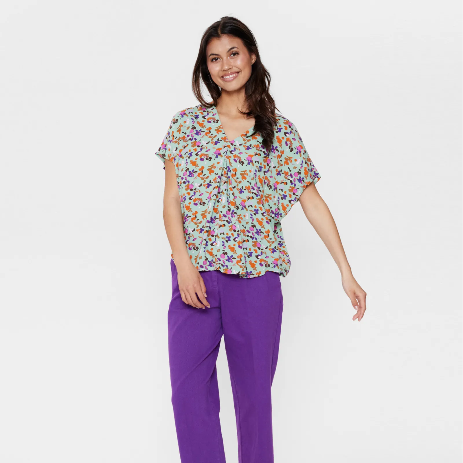 Nutyra Rikka Blouse fra Nümph på model