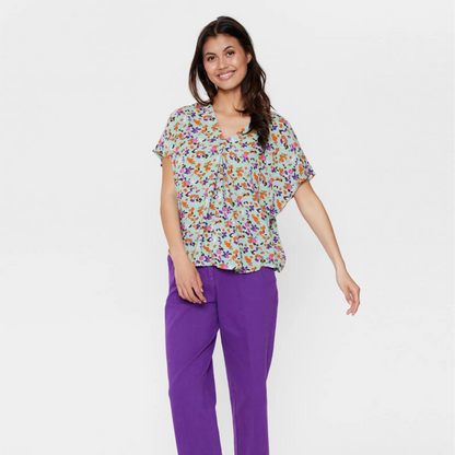 Nutyra Rikka Blouse fra Nümph på model