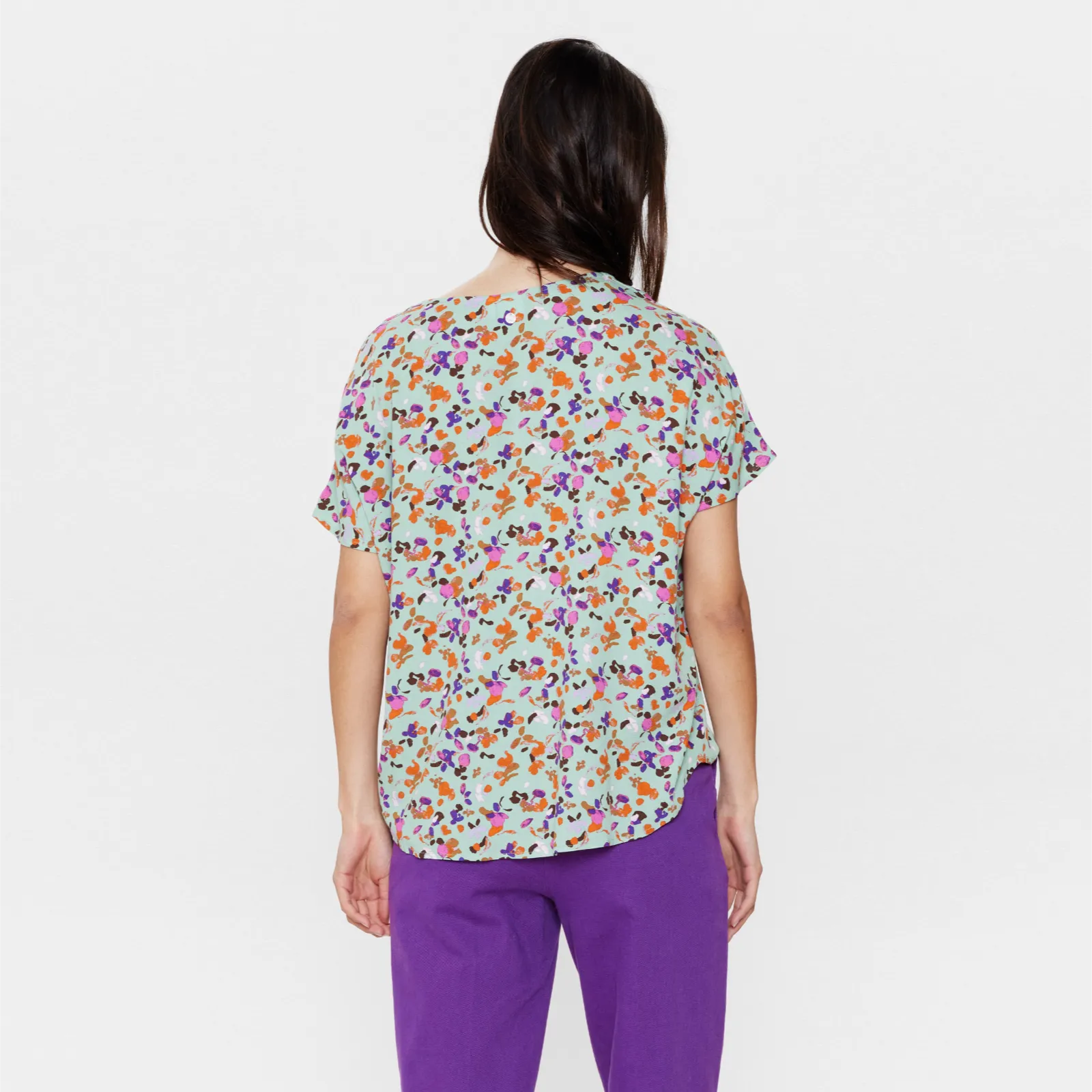 Nutyra Rikka Blouse fra Nümph på model fra ryggen