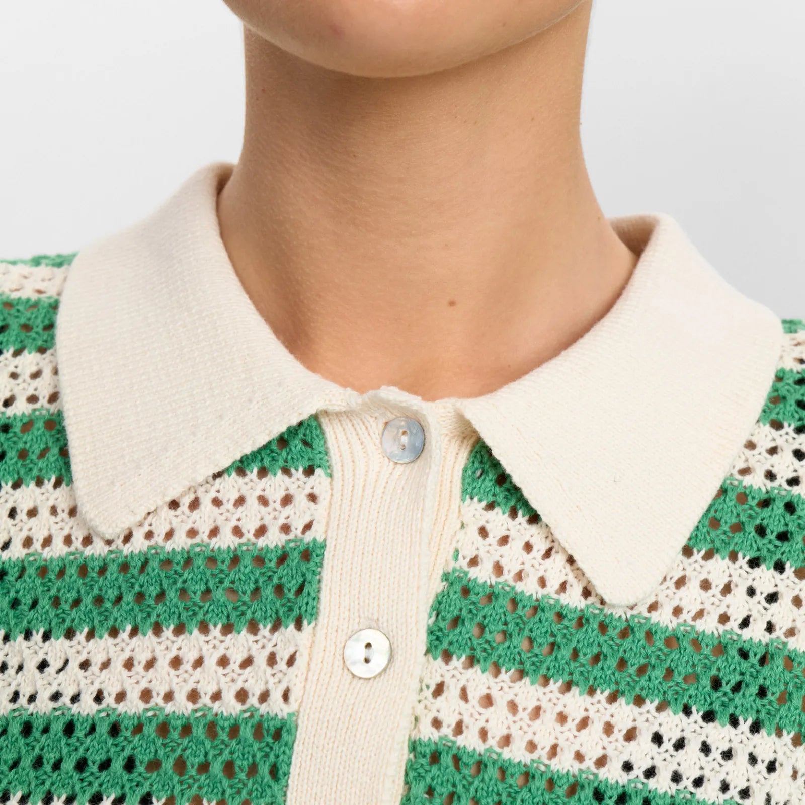 Nuvillia Pullover fra Nümph - Green Spruce - Detalje krave