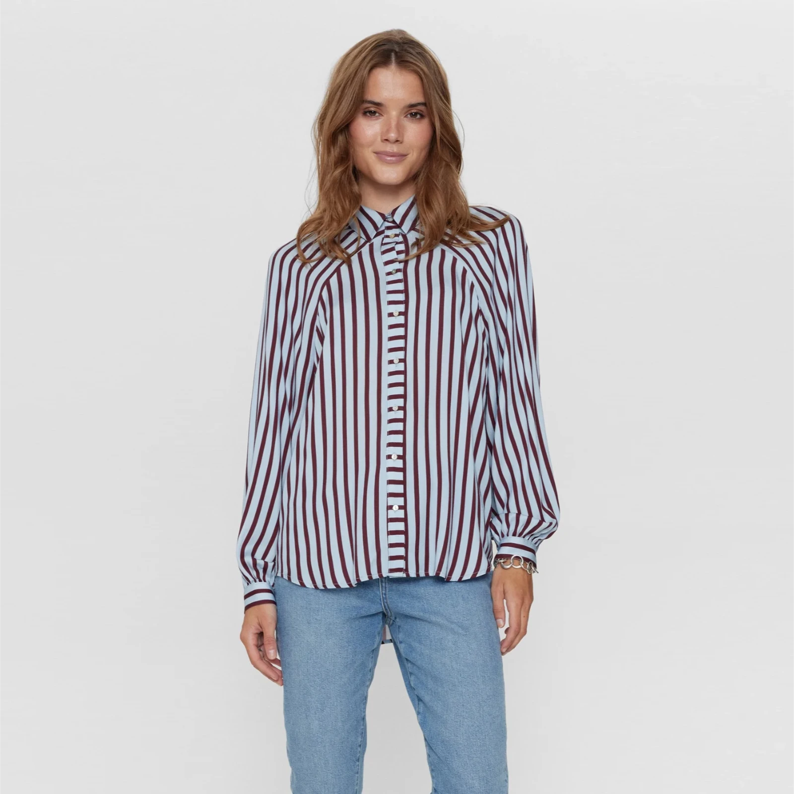 Nuwigga Shirt fra Nümph i Blue Fog på model