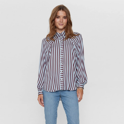 Nuwigga Shirt fra Nümph i Blue Fog på model