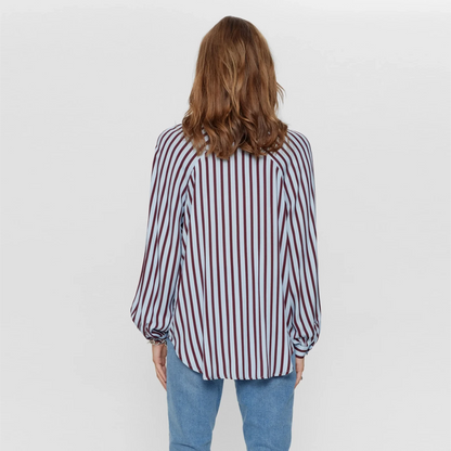Nuwigga Shirt fra Nümph i Blue Fog på model fra ryggen