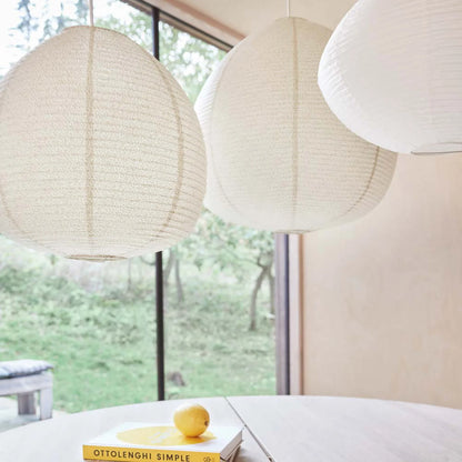 Kojo Small lampeskærm fra OYOY Living Design over spisebord
