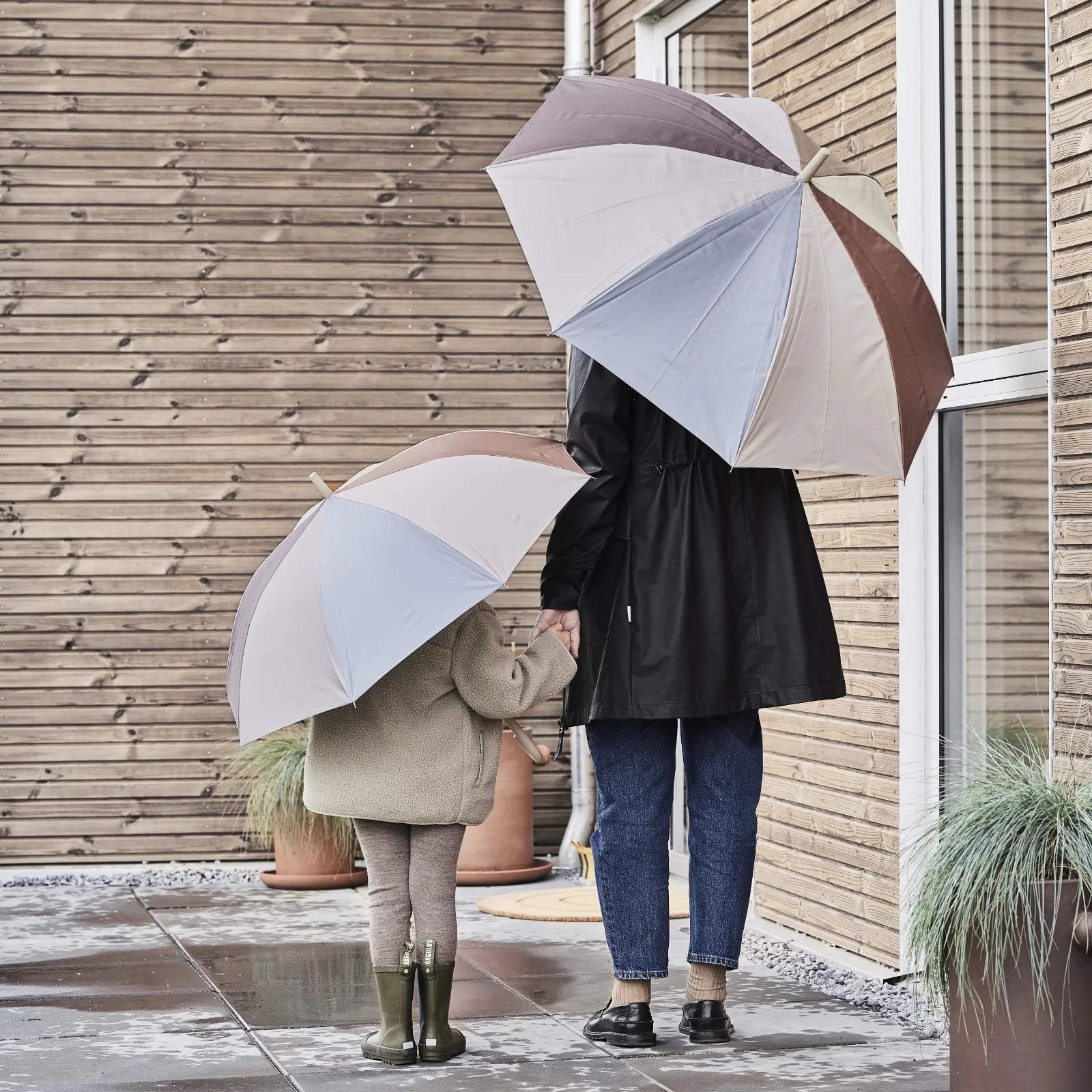 Moni paraply til voksne fra OYOY Living Design (modelfoto)