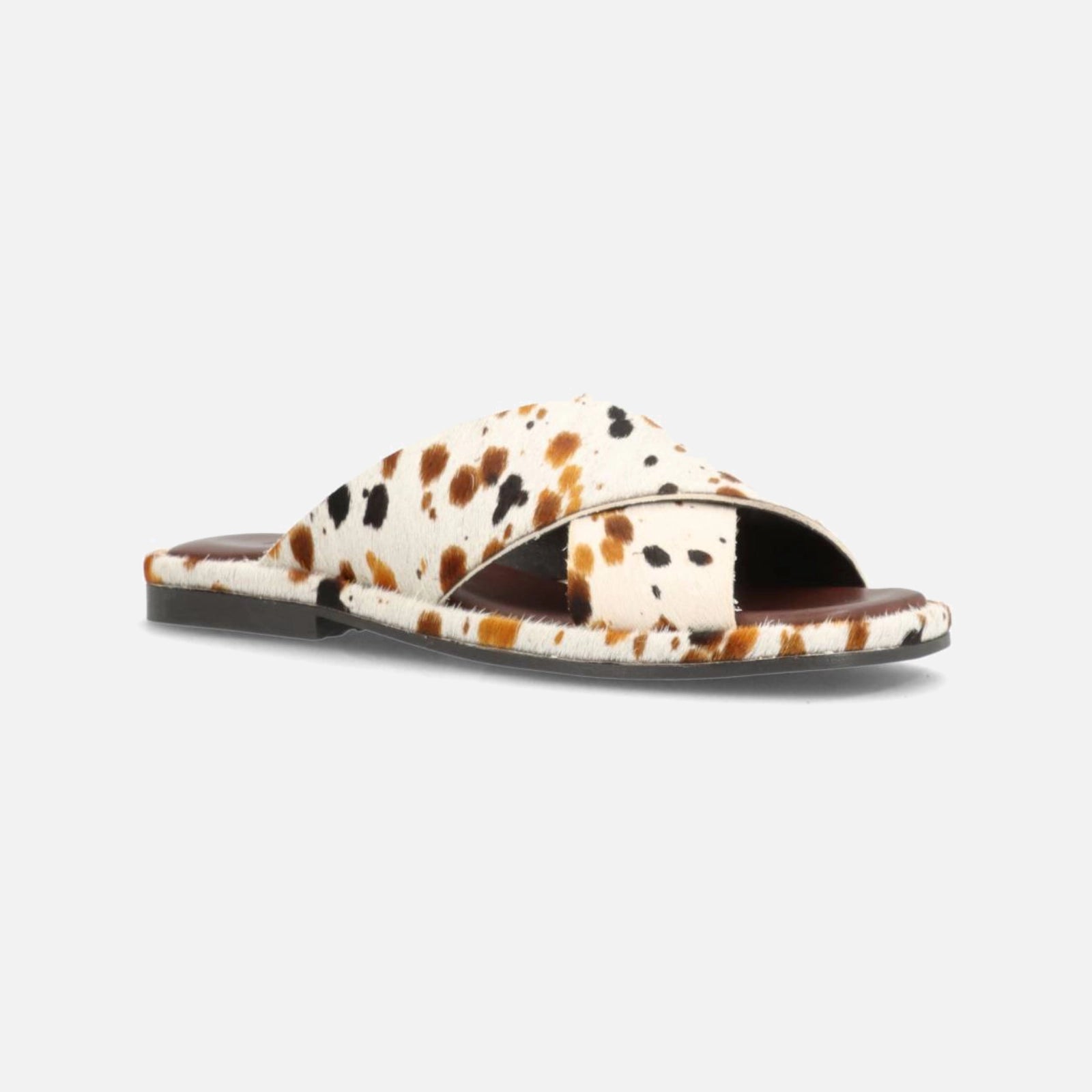 Onry HA sandaler fra Phenumb - Dalmatian Brown Pony Hair - Skråt forfra